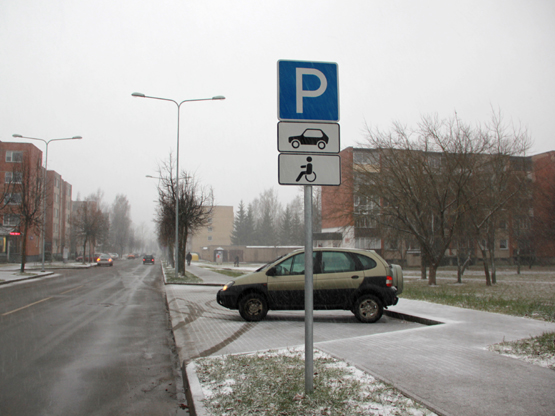 Kiek vietų neįgaliųjų transportui skirta šioje automobilių stovėjimo aikštelėje