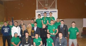 Jungtinė rajono sporto klubų „Grizlis“ ir „Helijas“ komanda bei sirgaliai įsiamžino su iškovotais šalies čempionato apdovanojimais. L.Dūdaitės nuotr.