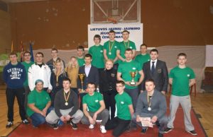 Jėgos trikovės čempionate – rokiškėnų medaliai Jungtinė rajono sporto klubų „Grizlis“ ir „Helijas“ komanda bei sirgaliai įsiamžino su iškovotais šalies čempionato apdovanojimais. L.Dūdaitės nuotr.