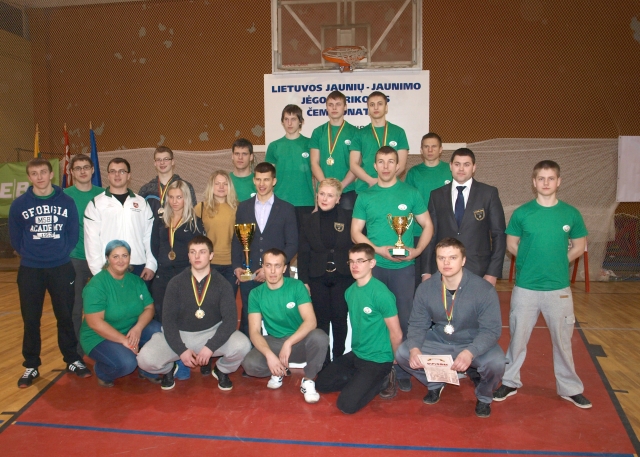 Jungtinė rajono sporto klubų „Grizlis“ ir „Helijas“ komanda bei sirgaliai įsiamžino su iškovotais šalies čempionato apdovanojimais. L.Dūdaitės nuotr.