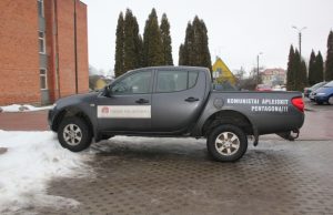 Šis automobilis  atkreipė rokiškėnų dėmesį. D. Zibolienės nuotr.