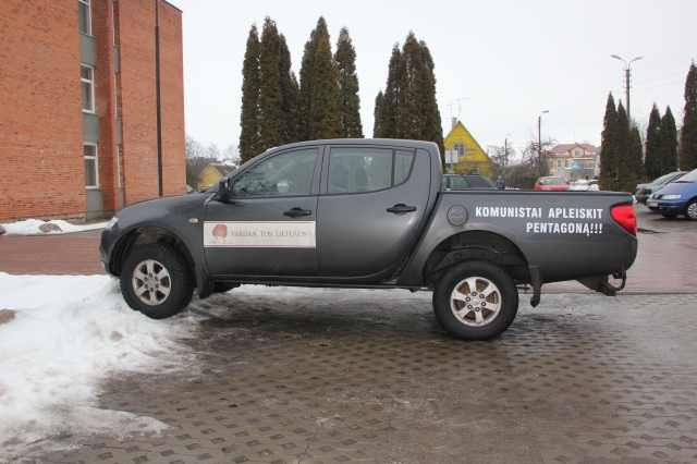 Šis automobilis  atkreipė rokiškėnų dėmesį. D. Zibolienės nuotr.