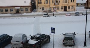 Automobilis užstojo kelią pėstiesiems