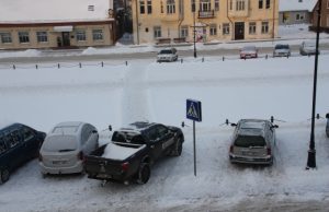 Automobilis užstojo kelią pėstiesiems Automobilis užstojo kelią pėstiesiems