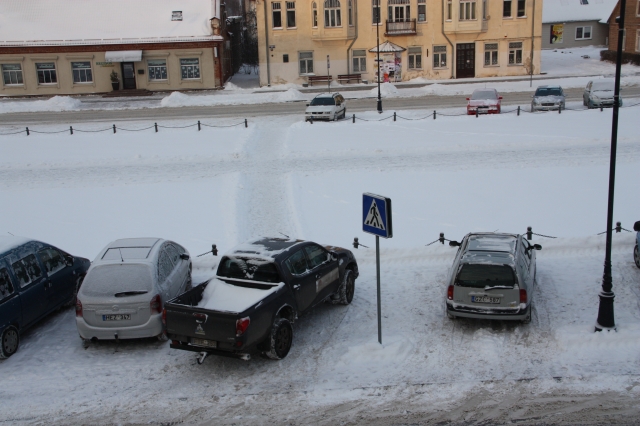 Automobilis užstojo kelią pėstiesiems
