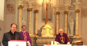 Pirmąją signataro D.Malinausko premiją V.Jencius-Butautas (kairėje) įteikė monsinjorui A.Svarinskui (dešinėje)