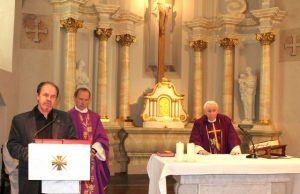 Pirmąją signataro D.Malinausko premiją V.Jencius-Butautas (kairėje) įteikė monsinjorui A.Svarinskui (dešinėje)