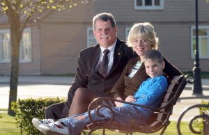 Apie tėvystę – diržą, pasakas ir investicijas Gintautas Rekerta su žmona Audrone ir mažuoju Matu. Asmeninio archyvo nuotr.