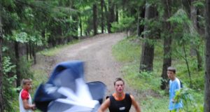 Startiniam greičiui ugdyti – pratimai su parašiutu. V.Jocio nuotr.