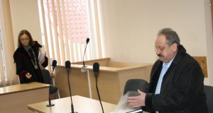 Teisėja Ledina Šinkūnienė su teisiamuoju Aloyzu Jočiu suderino naują bylos nagrinėjimo datą. D. Zibolienės nuotr.