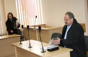 Teisėja Ledina Šinkūnienė su teisiamuoju Aloyzu Jočiu suderino naują bylos nagrinėjimo datą. D. Zibolienės nuotr.