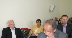 Kyšininkavimu ir dokumentų klastojimu kaltinamas buvęs savivaldybės administracijos direktorius Aloyzas Jočys (dešinėje) siunčiamas į teismą