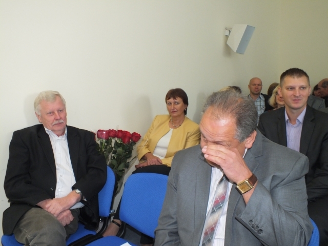 Kyšininkavimu ir dokumentų klastojimu kaltinamas buvęs savivaldybės administracijos direktorius Aloyzas Jočys (dešinėje) siunčiamas į teismą