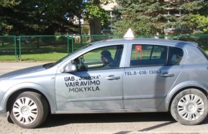 Būsimiesiems vairuotojams mokyti įmonė pirko naujus automobilius. UAB "Jonroka" archyvo nuotr.