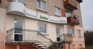 Rokiškyje vienintelė vaikiškų drabužių parduotuvė “Riojona“ dėl Respublikos gatvės remonto darbų laikinai buvo nutraukusi veiklą. A.Puteikytės nuotr.