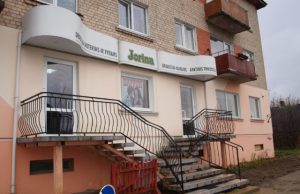 Rokiškyje vienintelė vaikiškų drabužių parduotuvė “Riojona“ dėl Respublikos gatvės remonto darbų laikinai buvo nutraukusi veiklą. A.Puteikytės nuotr.