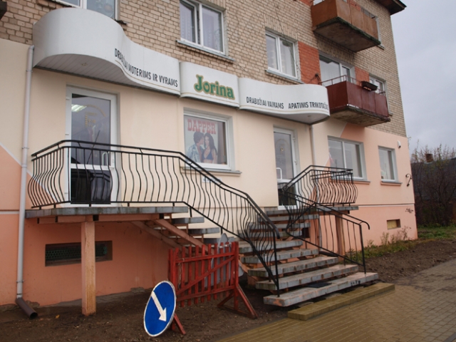 Rokiškyje vienintelė vaikiškų drabužių parduotuvė “Riojona“ dėl Respublikos gatvės remonto darbų laikinai buvo nutraukusi veiklą. A.Puteikytės nuotr.