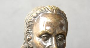 R.Slizienio sukurta bronzinė skulptūrėlė. Krašto muziejaus archyvo nuotr.