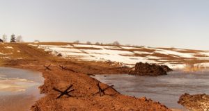 Šią savaitę ant kojų sukeltos specialiosios tarnybos Pakapės kaime tvirtino pylimą ir pumpavo vandenį