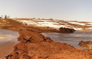 Šią savaitę ant kojų sukeltos specialiosios tarnybos Pakapės kaime tvirtino pylimą ir pumpavo vandenį