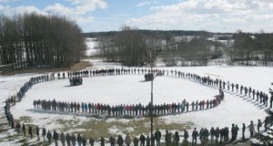 Juodupės gimnazijos moksleiviai aktyviai įsijungė į VšĮ  „Vaikų linija“ organizuojamą akciją „Savaitė be patyčių“. Mokyklos bendruomenė sukūrė „gyvą“ paveikslėlį -  besišypsantį veiduką. Išsirikiavę moksleiviai sušuko: „Gyvenimas be patyčių!“