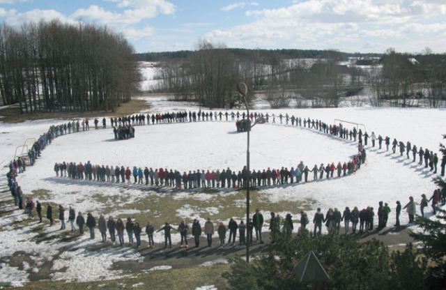 Juodupės gimnazijos moksleiviai aktyviai įsijungė į VšĮ  „Vaikų linija“ organizuojamą akciją „Savaitė be patyčių“. Mokyklos bendruomenė sukūrė „gyvą“ paveikslėlį -  besišypsantį veiduką. Išsirikiavę moksleiviai sušuko: „Gyvenimas be patyčių!“