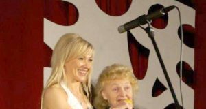 Renginio vedėja D.Jarušauskienė kalbina „Rojaus obuolių“ nominantę