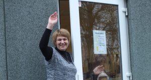 Juodupės pašto viršininkė Dainora Kužulienė: Gavome pačią didžiausią dovaną – prieš pat Lietuvos pašto dieną įsikėlėme į naujas patalpas“. A. Minkevičienės nuotr.