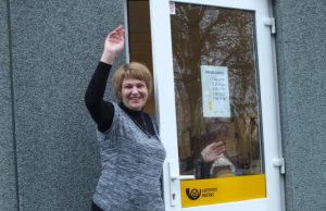 Juodupės pašto viršininkė Dainora Kužulienė: Gavome pačią didžiausią dovaną – prieš pat Lietuvos pašto dieną įsikėlėme į naujas patalpas“. A. Minkevičienės nuotr.