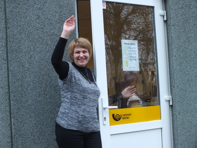 Juodupės pašto viršininkė Dainora Kužulienė: Gavome pačią didžiausią dovaną – prieš pat Lietuvos pašto dieną įsikėlėme į naujas patalpas“. A. Minkevičienės nuotr.