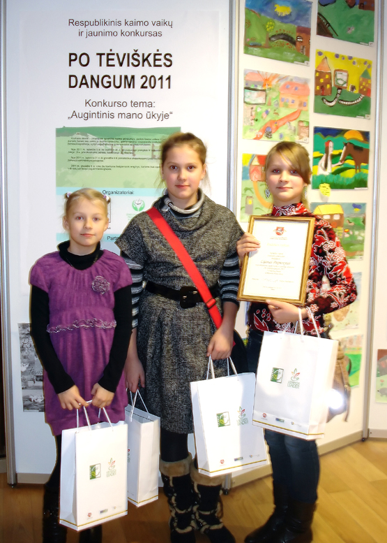 Augintinių piešėjos Gabija Seibutytė (iš kairės)