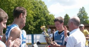 Taurę krepšinio turnyro nugalėtojams įteikė kraštietis Šiaulių „Saulės“ sporto mokyklos direktorius B.Kirstukas. A.Kazinavičiaus nuotr.