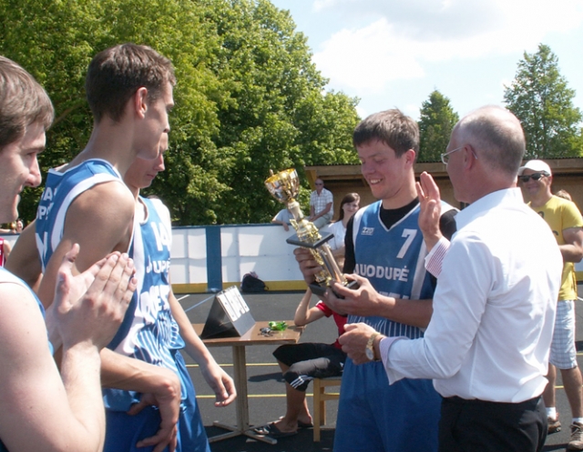 Taurę krepšinio turnyro nugalėtojams įteikė kraštietis Šiaulių „Saulės“ sporto mokyklos direktorius B.Kirstukas. A.Kazinavičiaus nuotr. Taurę krepšinio turnyro nugalėtojams įteikė kraštietis Šiaulių „Saulės“ sporto mokyklos direktorius B.Kirstukas. A.Kazinavičiaus nuotr.