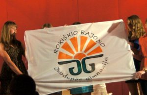 Juodupės gimnazijos vėliava įpareigos moksleivius pasitempti