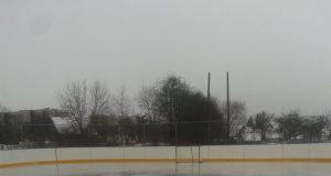 Juodupės čiuožykloje ledą suniokojo lietaus vanduo. Nerijaus Kraliko nuotr.