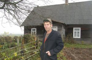 Valdžios pažadais nemokamai elektrifikuoti jo sodybą pernai nepatikėjęs Kazys Jurkštas neapsiriko - gyvenimas sodyboje tebeteka sena vaga - prie žibalinės lempos. A.Minkevičienės nuotr.