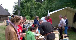 Jūrų muziejaus atstovai gyrė rokiškėnus: galimybe patiems pasigaminti instrumentą ar papuošalą labai patiko klaipėdiečiams. R.Slabados nuotr.