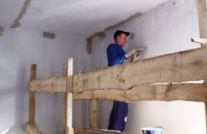 Remontuojamas Jūžintų seniūnijos pastatas Jūžintų seniūnijos pastate Leonas Kvedaras atnaujina laiptinę ir vestibiulį. Jūžintų seniūnijos archyvo nuotr.