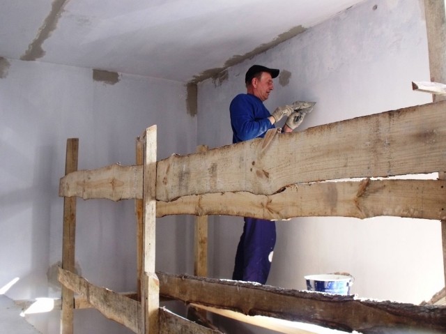 Jūžintų seniūnijos pastate Leonas Kvedaras atnaujina laiptinę ir vestibiulį. Jūžintų seniūnijos archyvo nuotr. Jūžintų seniūnijos pastate Leonas Kvedaras atnaujina laiptinę ir vestibiulį. Jūžintų seniūnijos archyvo nuotr.