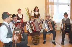 Prie Jūžintų bendruomenės susibūrė kaimo kapela. Jos atlikėjai (iš kairės) Petras Žalalis