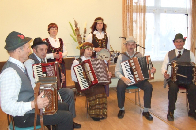 Prie Jūžintų bendruomenės susibūrė kaimo kapela. Jos atlikėjai (iš kairės) Petras Žalalis