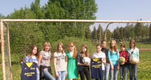 Už Jūžintų Juozo Otto Širvydo vidurinės mokyklos stadiono vartų pražydusi obelis jaunosioms futbolininkėms reiškia didžiojo futbolo sezono pradžią. L.Dūdaitės nuotr.