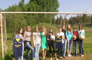 Už Jūžintų Juozo Otto Širvydo vidurinės mokyklos stadiono vartų pražydusi obelis jaunosioms futbolininkėms reiškia didžiojo futbolo sezono pradžią. L.Dūdaitės nuotr.