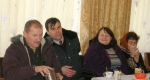 Klausydamiesi seniūnės ataskaitos Jūžintų bendruomenės vadovas Zenonas Viduolis (iš kairės) ir rajono policijos komisariato Viešosios tvarkos skyriaus vyriausiasis tyrėjas Algirdas Kulys plikė kavą. Šalia – administratorė Virginija Pranskūnienė.