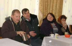 Seniūnijos – apie šildymą ir muziką Klausydamiesi seniūnės ataskaitos Jūžintų bendruomenės vadovas Zenonas Viduolis (iš kairės) ir rajono policijos komisariato Viešosios tvarkos skyriaus vyriausiasis tyrėjas Algirdas Kulys plikė kavą. Šalia – administratorė Virginija Pranskūnienė.