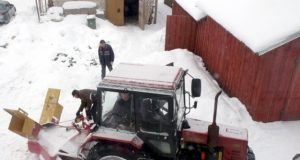 Šis sniegą į šonus pučiantis įrenginys puikiai tinka valyti sniegą vienkiemių ar kitų atvirų vietų keliuose. A.Baltuškaitės nuotr.