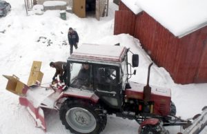 Šis sniegą į šonus pučiantis įrenginys puikiai tinka valyti sniegą vienkiemių ar kitų atvirų vietų keliuose. A.Baltuškaitės nuotr.