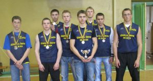 Svarsčių kilnotojų komanda. Pirmoje eilėje stovi (iš kairės): Modestas Giriūnas