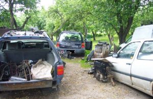 Sodybos „puošmenos“ - ardomi automobiliai. D. Baronienės nuotr.