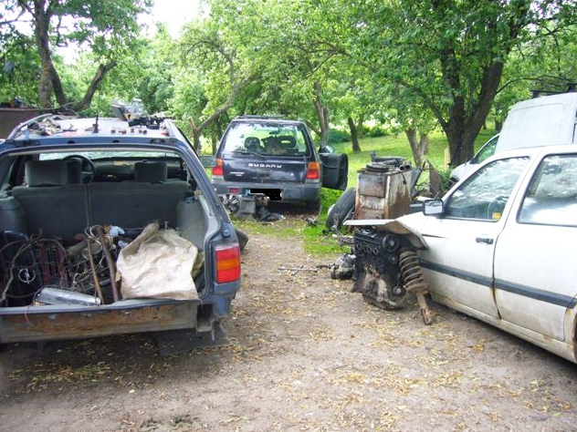 Sodybos „puošmenos“ - ardomi automobiliai. D. Baronienės nuotr.